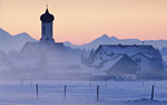 Dorf in einer Winterlandschaft © Getty Images