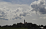 Wolken und Sonne über Kloster Andechs © dpa