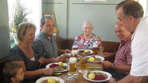 Brauereigasthof Martin in Hausen: Wirtsfamilie, Koch und Michael Harles | Bild: BR