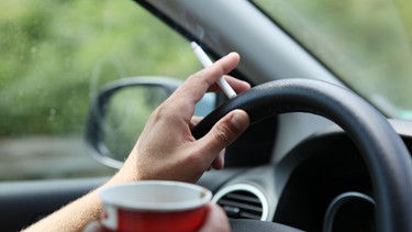 Rauchen im Auto ist grundsätzlich erlaubt | Bild: mauritius-images