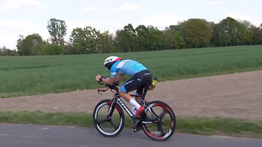 Thomas Rumpel von der BR-Staffel beim Radfahren. | Bild: BR