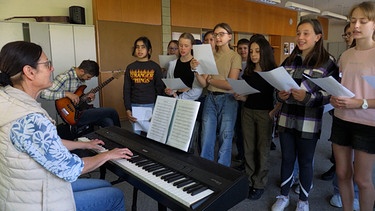 Schüler bei einer Gesangsprobe. | Bild: BR