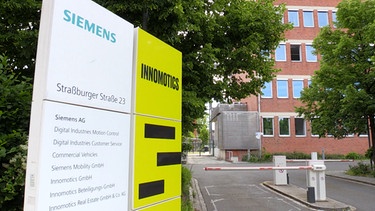 Die Firmenlogos von Siemens und Innomotics. | Bild: BR