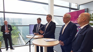 Söder und Hermann mit dem FAU-Unipräsidenten. | Bild: BR