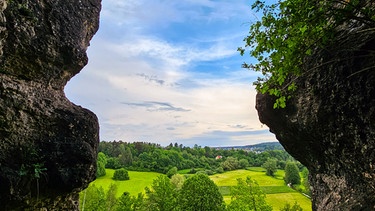 "Durchblick" aus einer Höhle am Lochfelsen ins Pegnitztal nach dem Gewitternachmittag. | Bild: Caroline Seiffert, Pegnitz, 17.05.2024