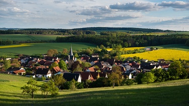 Das Abendlicht lässt eine idyllische Ortschaft aufleuchten. | Bild: dpa-Bildfunk/Nicolas Armer