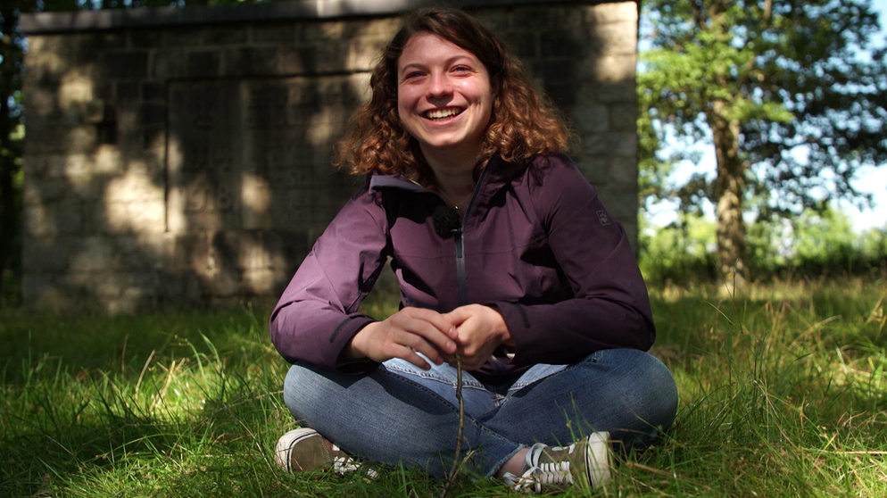 young reporter 2021: Emma am Ehrenhain in Cham. | Bild: BR 