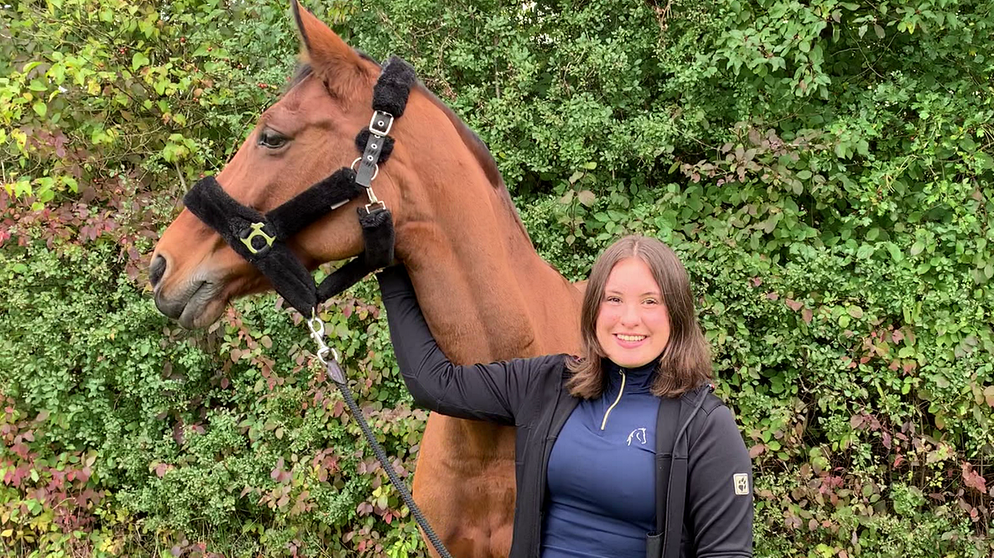 young reporter 2021 Emma mit ihrem Pferd Bijou. | Bild: BR