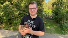 young reporter 2021: Das ist Florian mit einer seiner Hennen. | Bild: BR