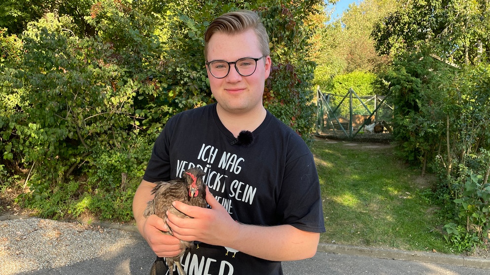 young reporter 2021: Das ist Florian mit einer seiner Hennen. | Bild: BR