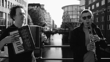 Struktur und Natur, Verstand und Gefühl - Regisseur Theo Janßen und Chefdirigent Geir Lysne stellen den Wandel in Stadt und Land filmisch-musikalisch dar und lassen die NDR Bigband ihre norddeutsche Heimat entdecken. | Bild: NDR