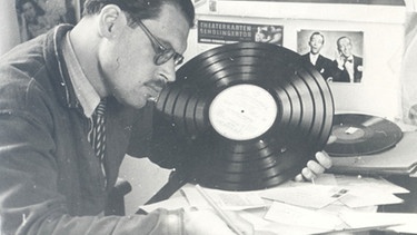 Jimmy Jungermann liest in seinem Büro Hörerpost zur Sendung "Jazzfreunde unter sich", 1946 - 1948 | Bild: Presse-Bild-Dienst, Buchholz